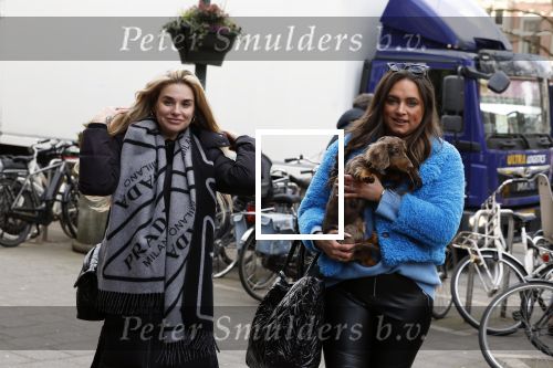 Amsterdam 3 maart 2023
Gaby Blaaser zwanger in Amsterdam zuid met een vriendin en haar hond