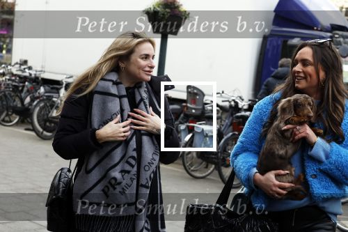 Amsterdam 3 maart 2023
Gaby Blaaser zwanger in Amsterdam zuid met een vriendin en haar hond