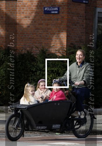 Amsterdam 11 maart 2023
Iris Zeilstra met haar 3 dochters in de bakfiets in Amsterdam zuid.