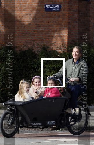 Amsterdam 11 maart 2023
Iris Zeilstra met haar 3 dochters in de bakfiets in Amsterdam zuid.