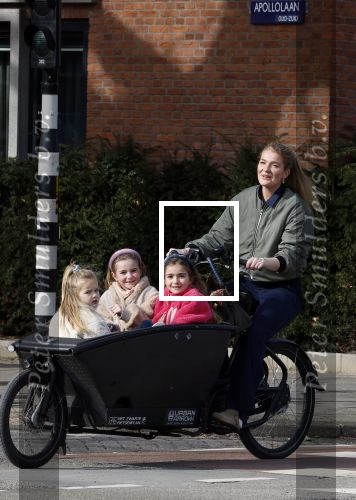 Amsterdam 11 maart 2023
Iris Zeilstra met haar 3 dochters in de bakfiets in Amsterdam zuid.