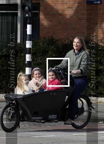 Amsterdam 11 maart 2023
Iris Zeilstra met haar 3 dochters in de bakfiets in Amsterdam zuid.