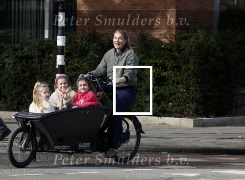 Amsterdam 11 maart 2023
Iris Zeilstra met haar 3 dochters in de bakfiets in Amsterdam zuid.