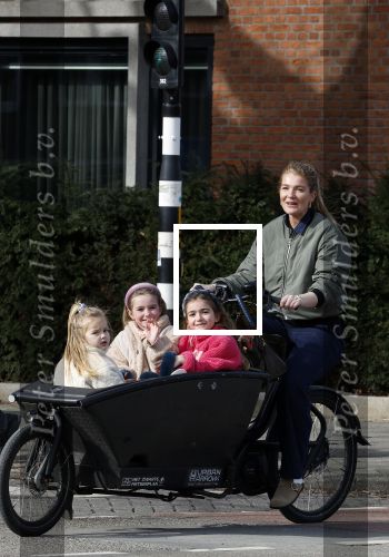 Amsterdam 11 maart 2023
Iris Zeilstra met haar 3 dochters in de bakfiets in Amsterdam zuid.