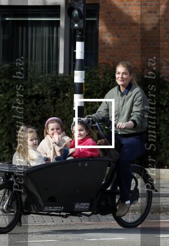 Amsterdam 11 maart 2023
Iris Zeilstra met haar 3 dochters in de bakfiets in Amsterdam zuid.