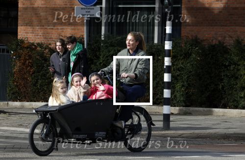 Amsterdam 11 maart 2023
Iris Zeilstra met haar 3 dochters in de bakfiets in Amsterdam zuid.