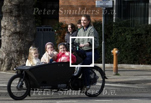 Amsterdam 11 maart 2023
Iris Zeilstra met haar 3 dochters in de bakfiets in Amsterdam zuid.