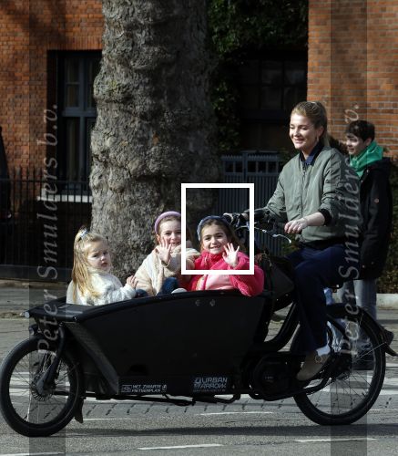 Amsterdam 11 maart 2023
Iris Zeilstra met haar 3 dochters in de bakfiets in Amsterdam zuid.