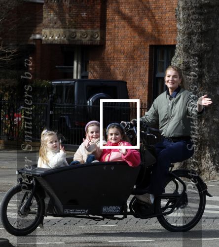 Amsterdam 11 maart 2023
Iris Zeilstra met haar 3 dochters in de bakfiets in Amsterdam zuid.