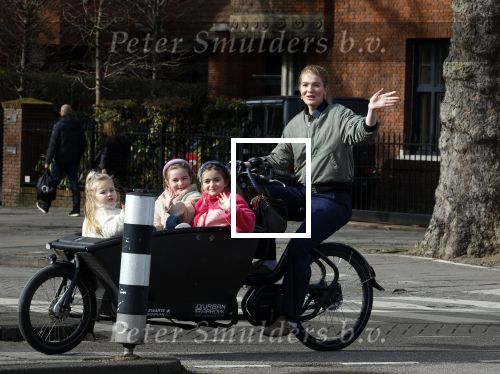 Amsterdam 11 maart 2023
Iris Zeilstra met haar 3 dochters in de bakfiets in Amsterdam zuid.