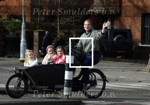 Amsterdam 11 maart 2023
Iris Zeilstra met haar 3 dochters in de bakfiets in Amsterdam zuid.