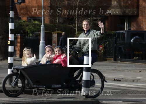 Amsterdam 11 maart 2023
Iris Zeilstra met haar 3 dochters in de bakfiets in Amsterdam zuid.