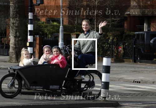 Amsterdam 11 maart 2023
Iris Zeilstra met haar 3 dochters in de bakfiets in Amsterdam zuid.