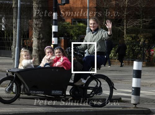 Amsterdam 11 maart 2023
Iris Zeilstra met haar 3 dochters in de bakfiets in Amsterdam zuid.