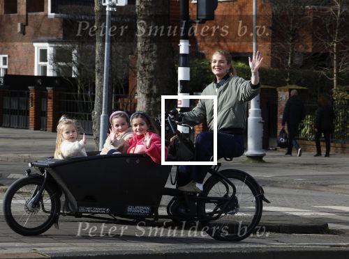 Amsterdam 11 maart 2023
Iris Zeilstra met haar 3 dochters in de bakfiets in Amsterdam zuid.