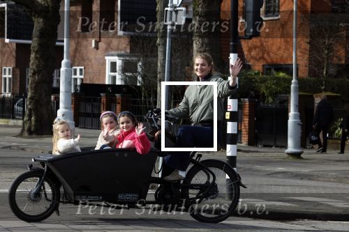 Amsterdam 11 maart 2023
Iris Zeilstra met haar 3 dochters in de bakfiets in Amsterdam zuid.
