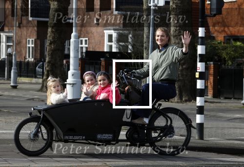 Amsterdam 11 maart 2023
Iris Zeilstra met haar 3 dochters in de bakfiets in Amsterdam zuid.