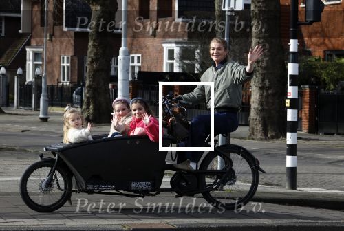 Amsterdam 11 maart 2023
Iris Zeilstra met haar 3 dochters in de bakfiets in Amsterdam zuid.