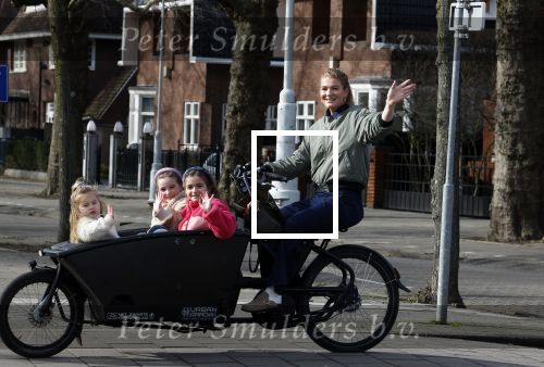 Amsterdam 11 maart 2023
Iris Zeilstra met haar 3 dochters in de bakfiets in Amsterdam zuid.