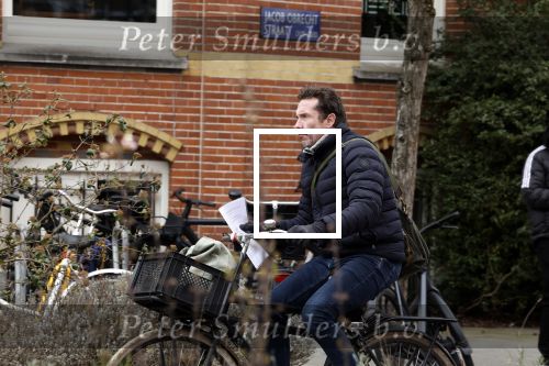 Amsterdam 8 maart 2023
Jacob Derwig leert zijn teksten terwijl hij door Amsterdam zuid fietst