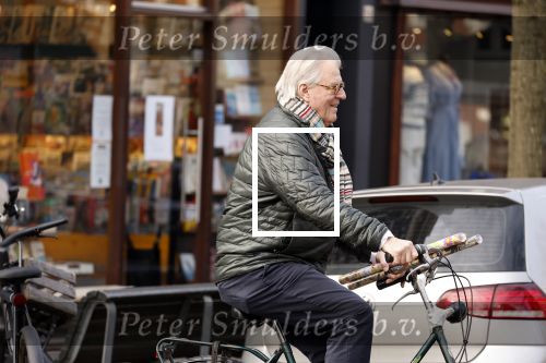 Amsterdam 16 februari 2023
Jeroen Krabbe doet boodschap op de cornelis schuytstraat