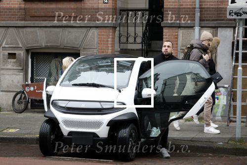 Amsterdam 21 februari 2023
Johnny Heitinga en zijn vrouw Charlotte Sophie in hun nieuwe Eli Zero stads wagentje.