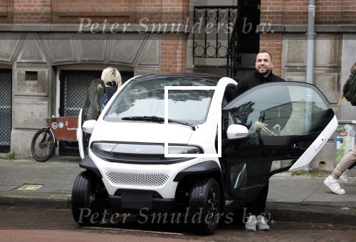 Amsterdam 21 februari 2023
Johnny Heitinga en zijn vrouw Charlotte Sophie in hun nieuwe Eli Zero stads wagentje.
