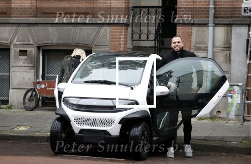 Amsterdam 21 februari 2023
Johnny Heitinga en zijn vrouw Charlotte Sophie in hun nieuwe Eli Zero stads wagentje.
