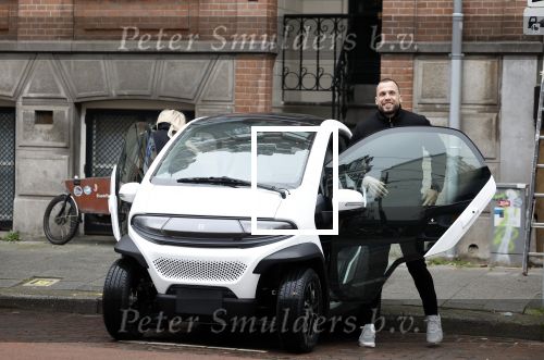 Amsterdam 21 februari 2023
Johnny Heitinga en zijn vrouw Charlotte Sophie in hun nieuwe Eli Zero stads wagentje.