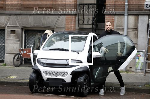 Amsterdam 21 februari 2023
Johnny Heitinga en zijn vrouw Charlotte Sophie in hun nieuwe Eli Zero stads wagentje.