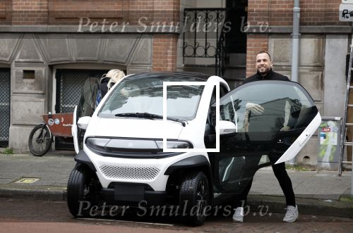 Amsterdam 21 februari 2023
Johnny Heitinga en zijn vrouw Charlotte Sophie in hun nieuwe Eli Zero stads wagentje.