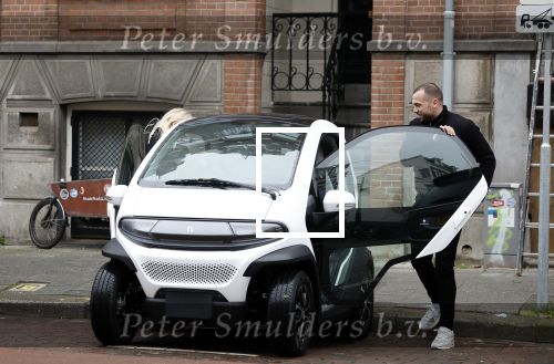Amsterdam 21 februari 2023
Johnny Heitinga en zijn vrouw Charlotte Sophie in hun nieuwe Eli Zero stads wagentje.