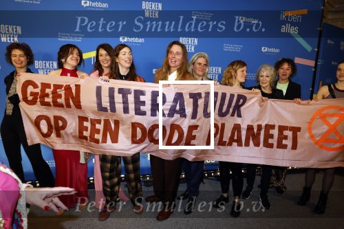 Amsterdam 10 maart 2023
Boekenbal 2023 in de schouwburg van Amsterdam.
Maartje Wortel en Hanna Bervoets  en andere schrijfsters maken een statement