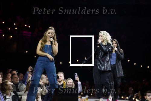 Amsterdam 11 maart 2023
Holland zingt Hazes in het ziggo dome.
Jeroen v d Boom Samantha Steenwijk Waylon Karsu John de Bever Og3ne Gerard Joling en Jamai maken er een geweldige show van .
Gasten aanwezig oa Rachel Hazes Wesley Sneijder en Guido den Aantrekker met zijn vrouw Tiffany.
