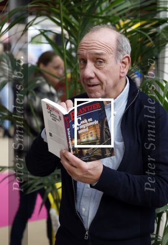 Amsterdam 22 februari 2023
Peter Romer signeert zijn nieuwste Baantjer boek op de huishoudbeurs.