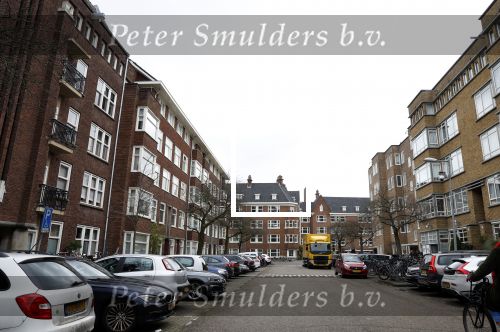 Amsterdam 8 maart 2023
Thierry Baudet zijn nieuwe huis wordt inmiddels met meerdere camera\'s in de straat beveiligd.