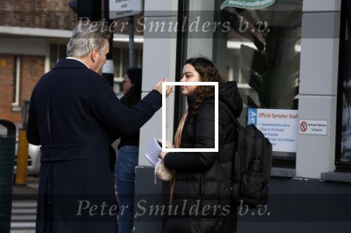 Amsterdam 2 maart 2023
Tom Egbers spreekt een random vrouw aan op straat in Amsterdam zuid.