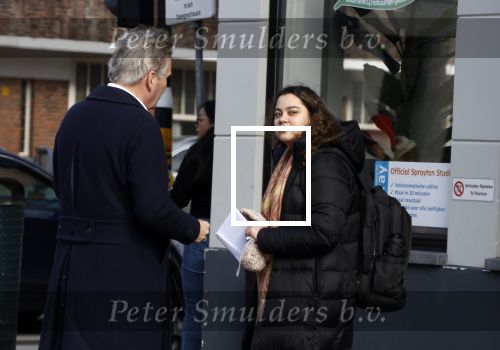 Amsterdam 2 maart 2023
Tom Egbers spreekt een random vrouw aan op straat in Amsterdam zuid.
