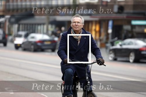 Amsterdam 21 februari 2023
Tom Egbers op de fiets in Amsterdam zuid.