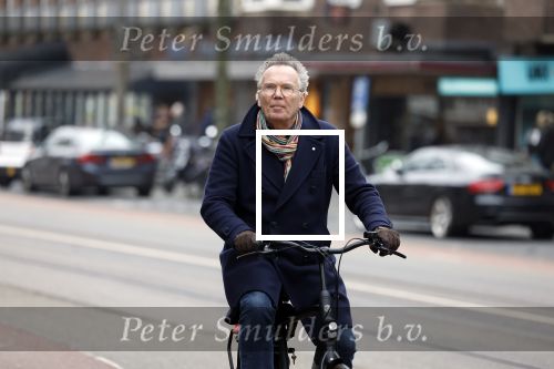 Amsterdam 21 februari 2023
Tom Egbers op de fiets in Amsterdam zuid.