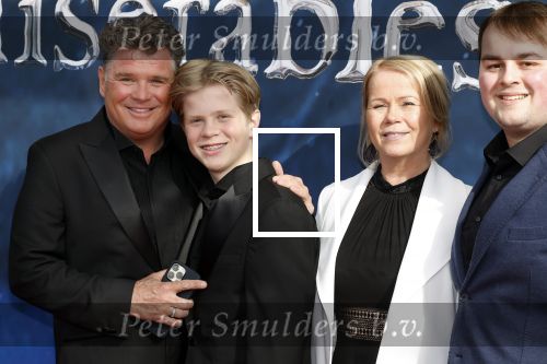 Amsterdam 5 maart 2023
Premiere les Miserables in Carre.
Wolter Kroes en zij nvrouw Tessa en zoons kwam naar hun zus/dochter Pamela Kroes kijken