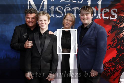 Amsterdam 5 maart 2023
Premiere les Miserables in Carre.
Wolter Kroes en zij nvrouw Tessa en zoons kwam naar hun zus/dochter Pamela Kroes kijken