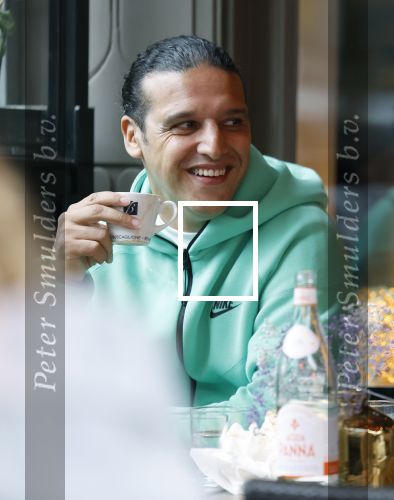 Amsterdam 31 januari 2024
Ali B met een kennis op terras in Amsterdam zuid.