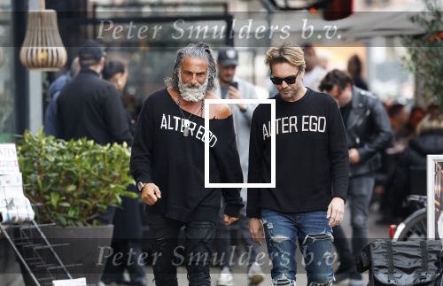 Amsterdam 20 januari 2024
Bas Smit en Zeus met Alter Ego truien op de cornelis schuytstraat