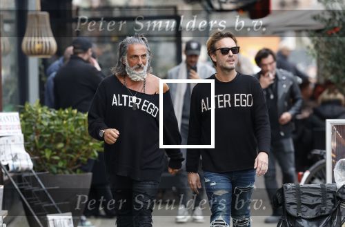 Amsterdam 20 januari 2024
Bas Smit en Zeus met Alter Ego truien op de cornelis schuytstraat