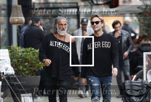 Amsterdam 20 januari 2024
Bas Smit en Zeus met Alter Ego truien op de cornelis schuytstraat