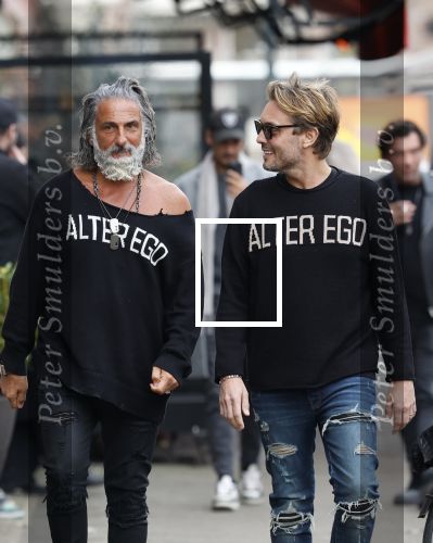 Amsterdam 20 januari 2024
Bas Smit en Zeus met Alter Ego truien op de cornelis schuytstraat