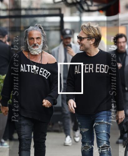 Amsterdam 20 januari 2024
Bas Smit en Zeus met Alter Ego truien op de cornelis schuytstraat