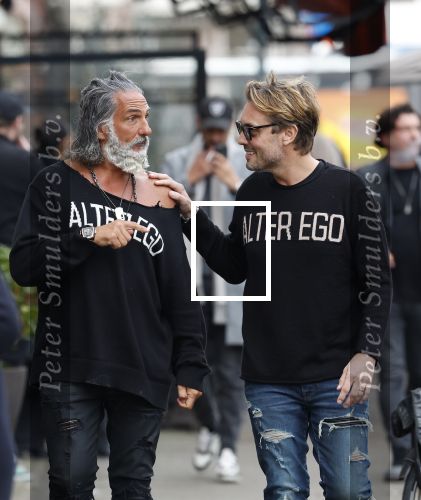 Amsterdam 20 januari 2024
Bas Smit en Zeus met Alter Ego truien op de cornelis schuytstraat