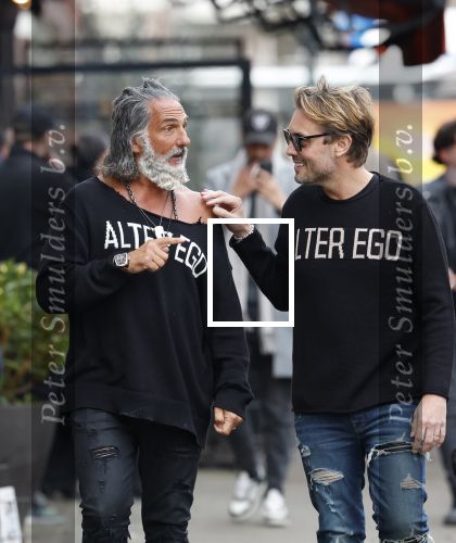 Amsterdam 20 januari 2024
Bas Smit en Zeus met Alter Ego truien op de cornelis schuytstraat